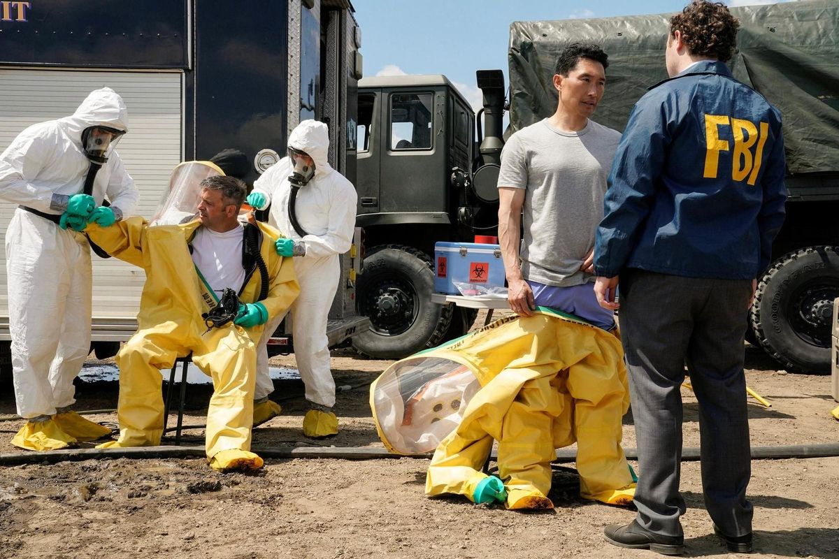 Fotograma cedido por National Geographic donde aparecen Daniel Dae Kim (i) en el papel del agente Matthew Ryker e Ian Colletti (i) como el agente Moore durante una escena de un episodio de la serie The Hot Zone que se estrena este domingo en el canal y en la plataforma Hulu. EFE/National Geographic/Peter Stranks Fotograma cedido por National Geographic donde aparecen Daniel Dae Kim (i) en el papel del agente Matthew Ryker e Ian Colletti (i) como el agente Moore durante una escena de un episodio de la serie The Hot Zone que se estrena este domingo en el canal y en la plataforma Hulu. EFE/National Geographic/Peter Stranks