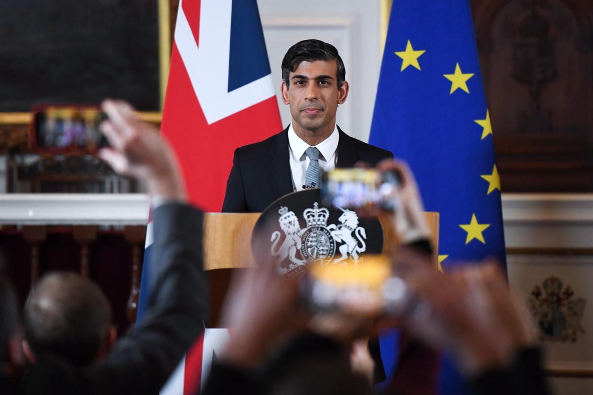 El primer ministro británico, Rishi Sunak, durante la rueda de prensa junto a Ursula Von der Leyen, este lunes en Londres.