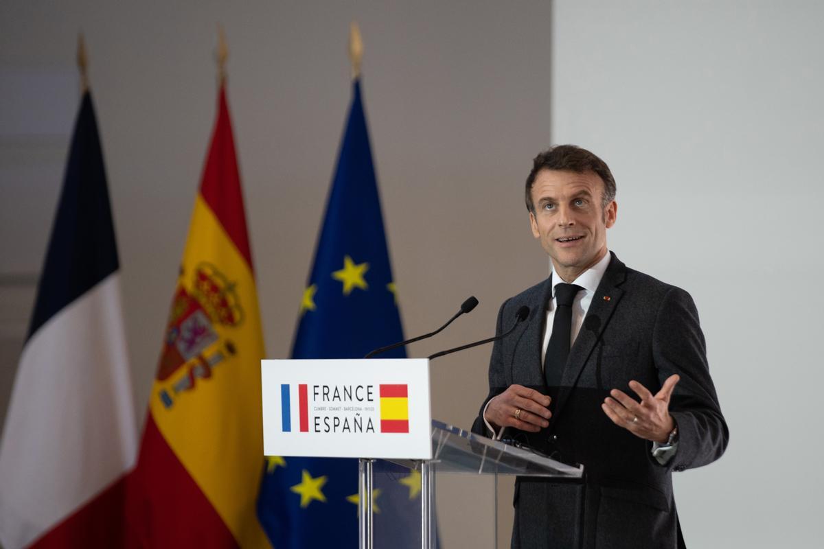 El presidente de Francia, Emmanuel Macron, comparece tras la firma de un Tratado de Amistad entre España y Francia, durante la XXVII Cumbre Hispano-Francesa.
