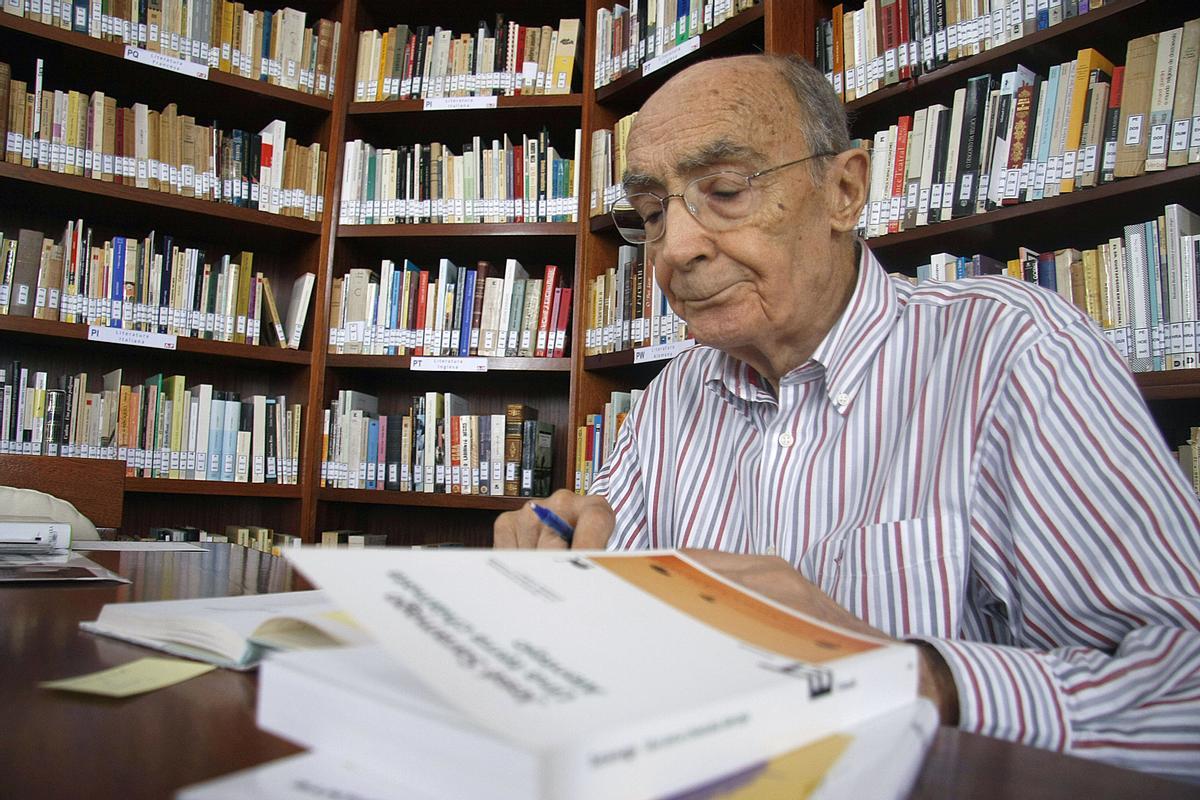 Imagen de archivo (2009) del escritor portugués José Saramago en la biblioteca del que fue su domicilio en Lanzarote.