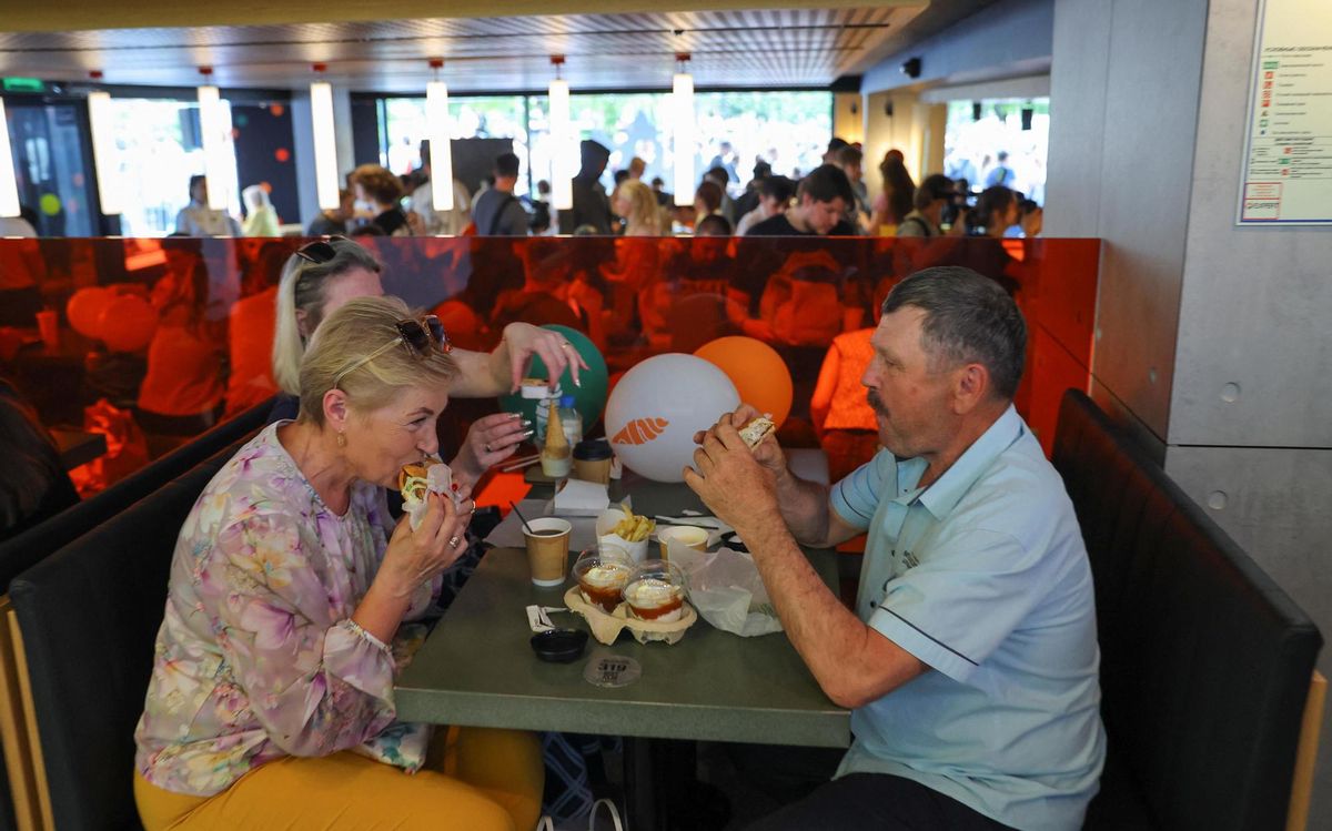 Varias personas comen en un Mcdonald’s en Rusia. Varias personas comen en un Mcdonald’s en Rusia.