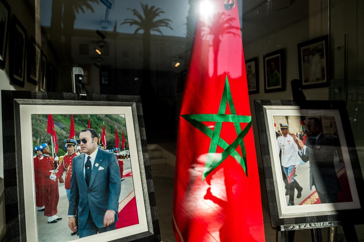 Una bandera de Marruecos y una fotografía del rey Mohamed VI en un escaparate. 