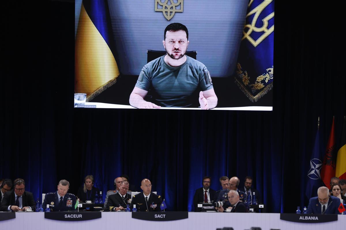 El presidente del Ucrania, Volodímir Zelenski, interviene por videoconferencia en la primera jornada de la cumbre de la OTAN que se celebra este miércoles en el recinto de Ifema, en Madrid.