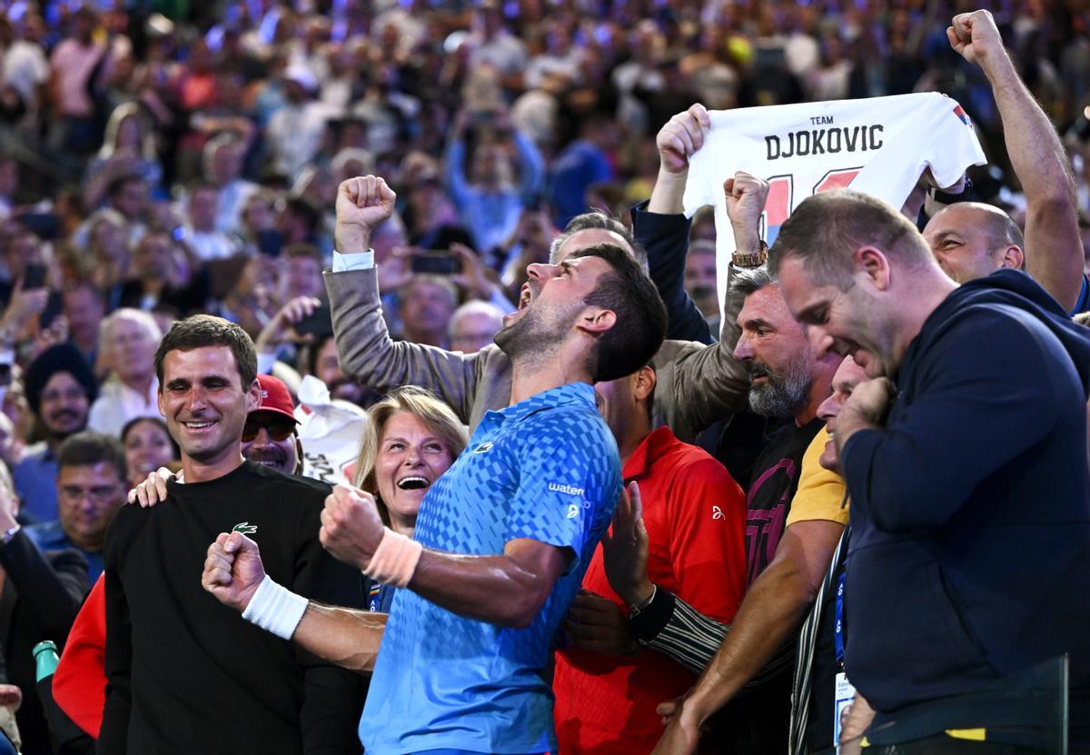 Djokovic celebra junta a su familia su décima victoria en el Open de Australia.