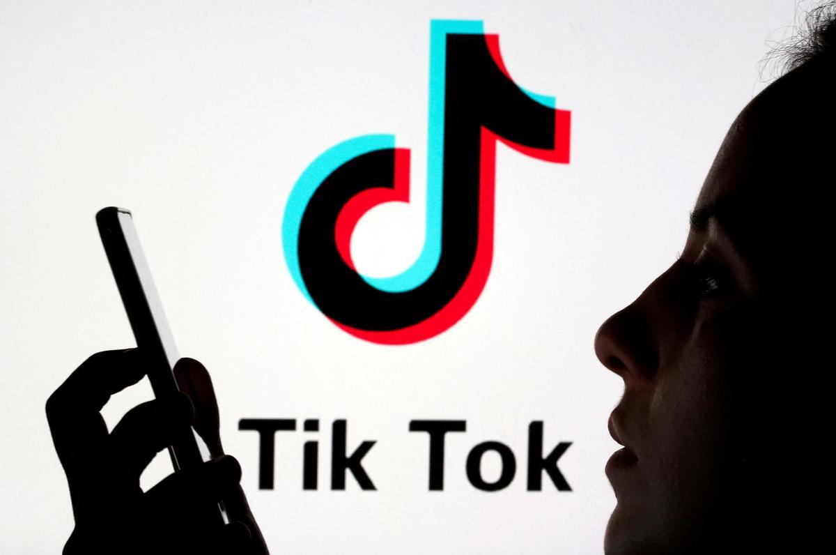 Una persona habla ante el logo de TikTok