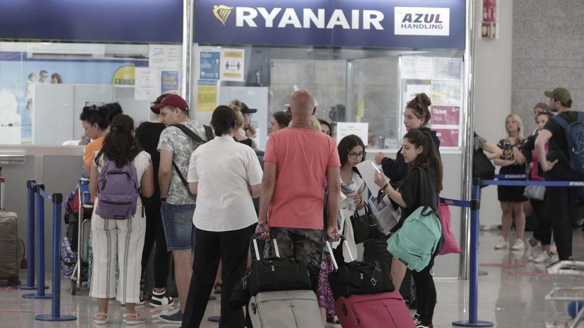 Colas frente al mostrador de Ryanair. Colas frente al mostrador de Ryanair.