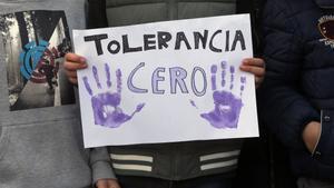 Un manifestante sostiene una pancarta que exige tolerancia cero con la violencia machista.