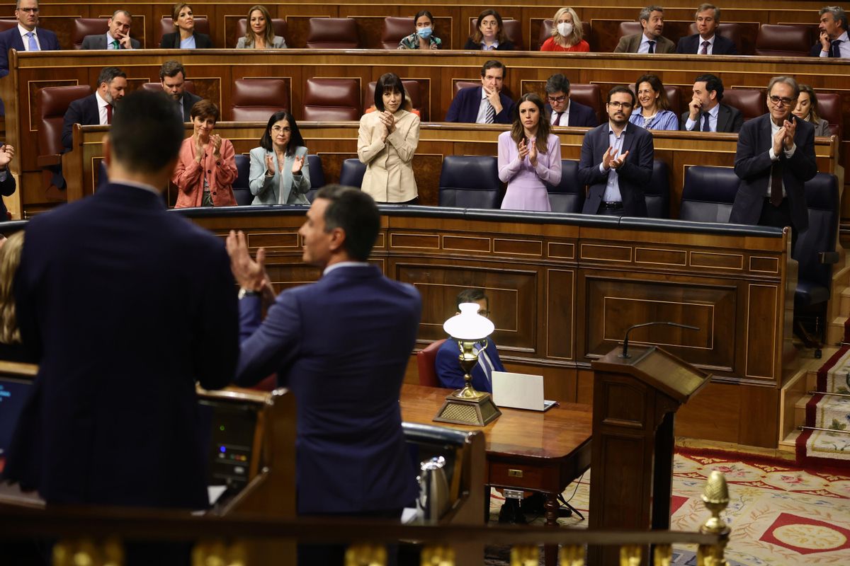La bancada de Gobierno aplaude en el pleno del Congreso de los Diputados. La bancada de Gobierno aplaude en el pleno del Congreso de los Diputados.