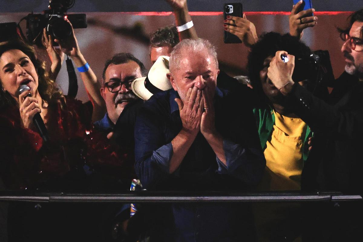 Lula da Silva lanza un beso a sus simpatizantes tras ganar la segunda ronda de las elecciones presidenciales, en la Avenida Paulista en Sao Paulo (Brasil). 