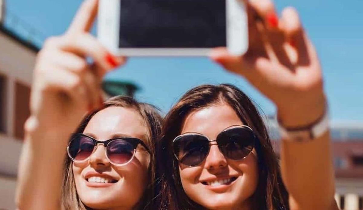 Dos jóvenes se hacen un selfi durante las vacaciones.