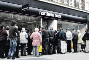 Colas de clientes ante una oficina del banco británico Northern Rock, que al final fue rescatado, en septiembre de 2007