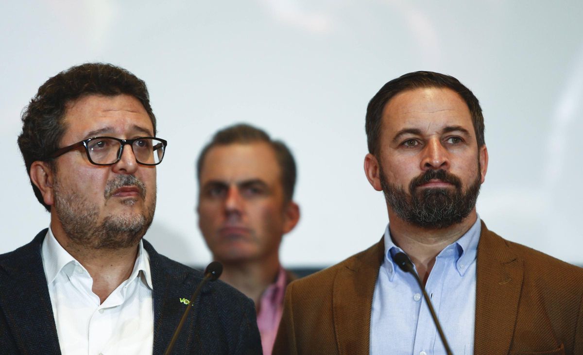 El exlíder de Vox Andalucía, Francisco Serrano, junto a Santiago Abascal y Ortega Smith en un acto del partido. El exlíder de Vox Andalucía, Francisco Serrano, junto a Santiago Abascal y Ortega Smith en un acto del partido.