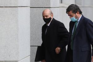 El exministro del Interior Jorge Fernández Díaz (izq) a su llegada a la Audiencia Nacional, en una imagen de archivo. EFE