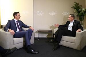 El presidente del Gobierno, Pedro Sánchez, junto al director ejecutivo de Intel, Pat Gelsinger, en Davos.