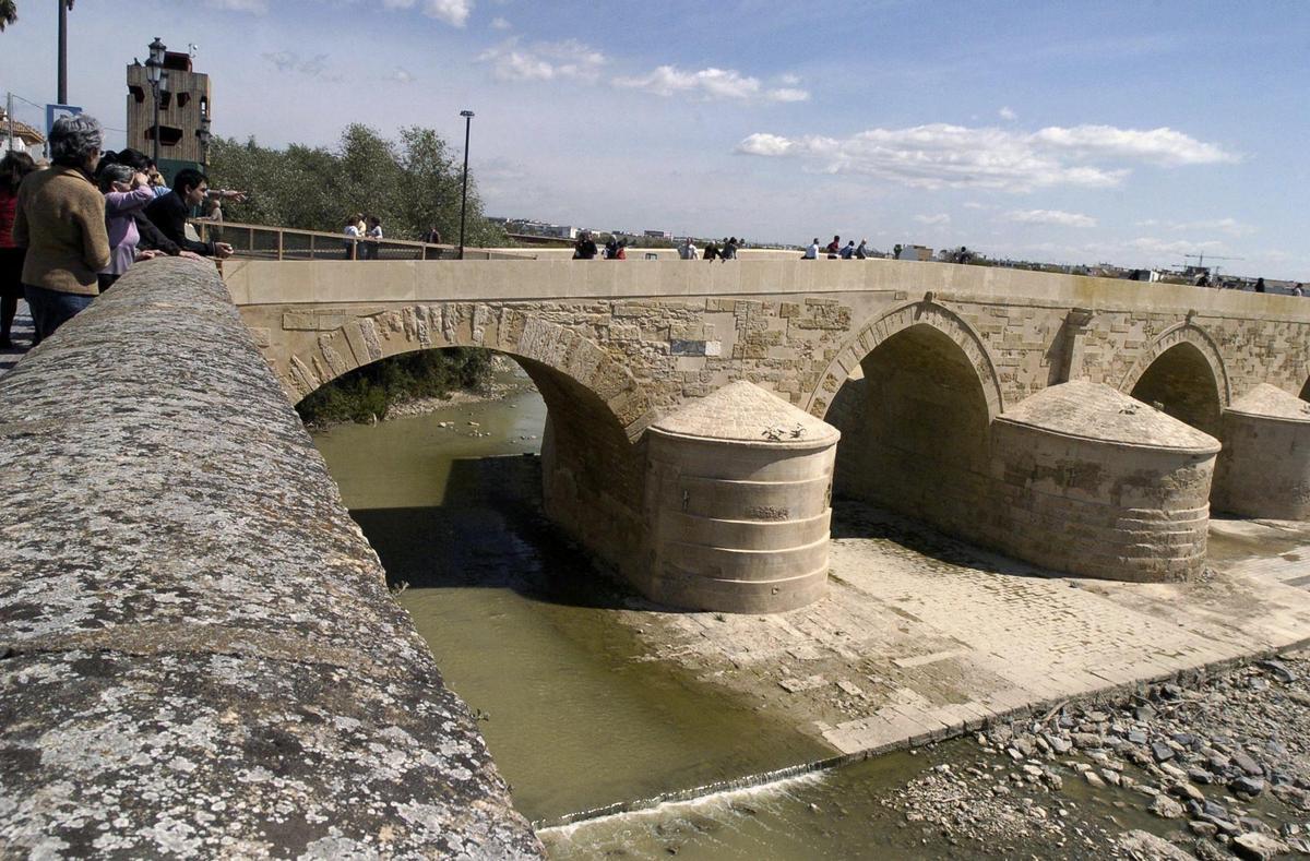 El río Guadalquivir, a su paso por el puente romano de Córdoba.