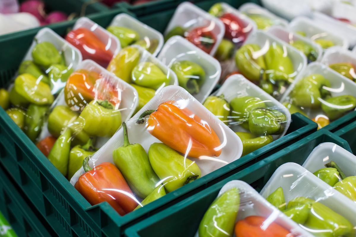 Greenpeace pide a los ciudadanos que denuncien el plastificado ilegal de frutas y verduras