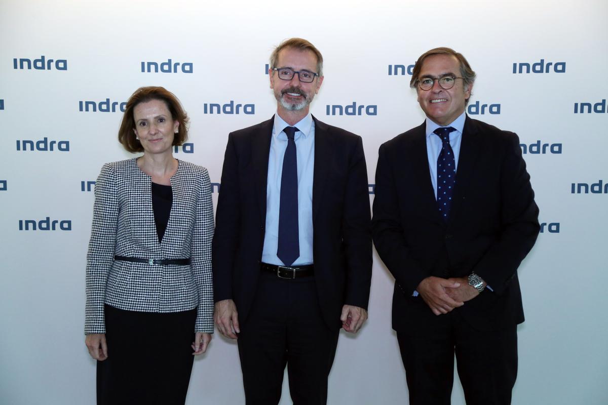 La exCEO de Indra TI, Cristina Ruiz; el presidente de Indra, Marc Murtra; y el CEO del área de Defensa, Ignacio Mataix. 