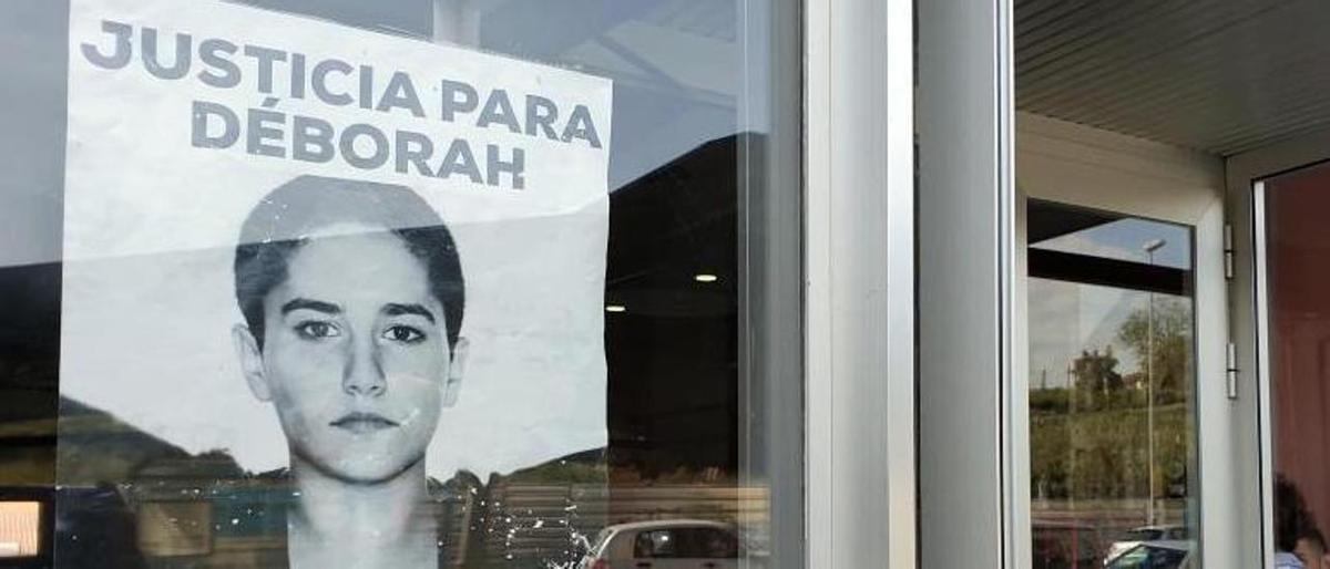 Un cartel pidiendo justicia con el rostro de la joven Déborah.
