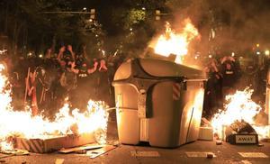 Un grupo de manifestantes convocados por los CDR queman un contenedor en la calle de Marina para mostrar su rechazo a la sentencia del ’procés’, en octubre de 2019.