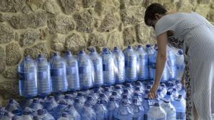 El Concello de Ribadavia reparte garrafas de agua entre sus vecinos. BRAIS LORENZO