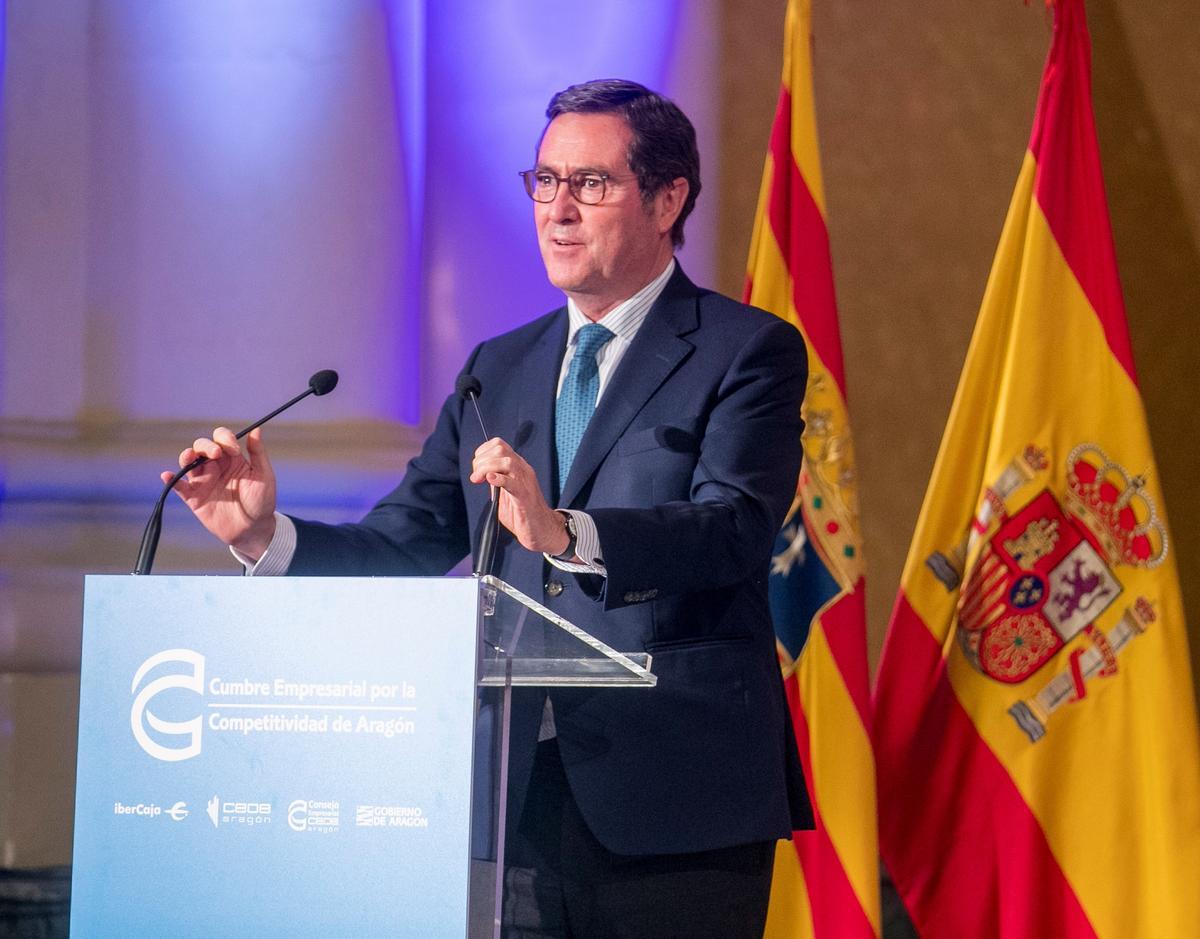 El presidente de CEOE, Antonio Garamendi, interviene durante una entrega de premios en Zaragoza este pasado martes