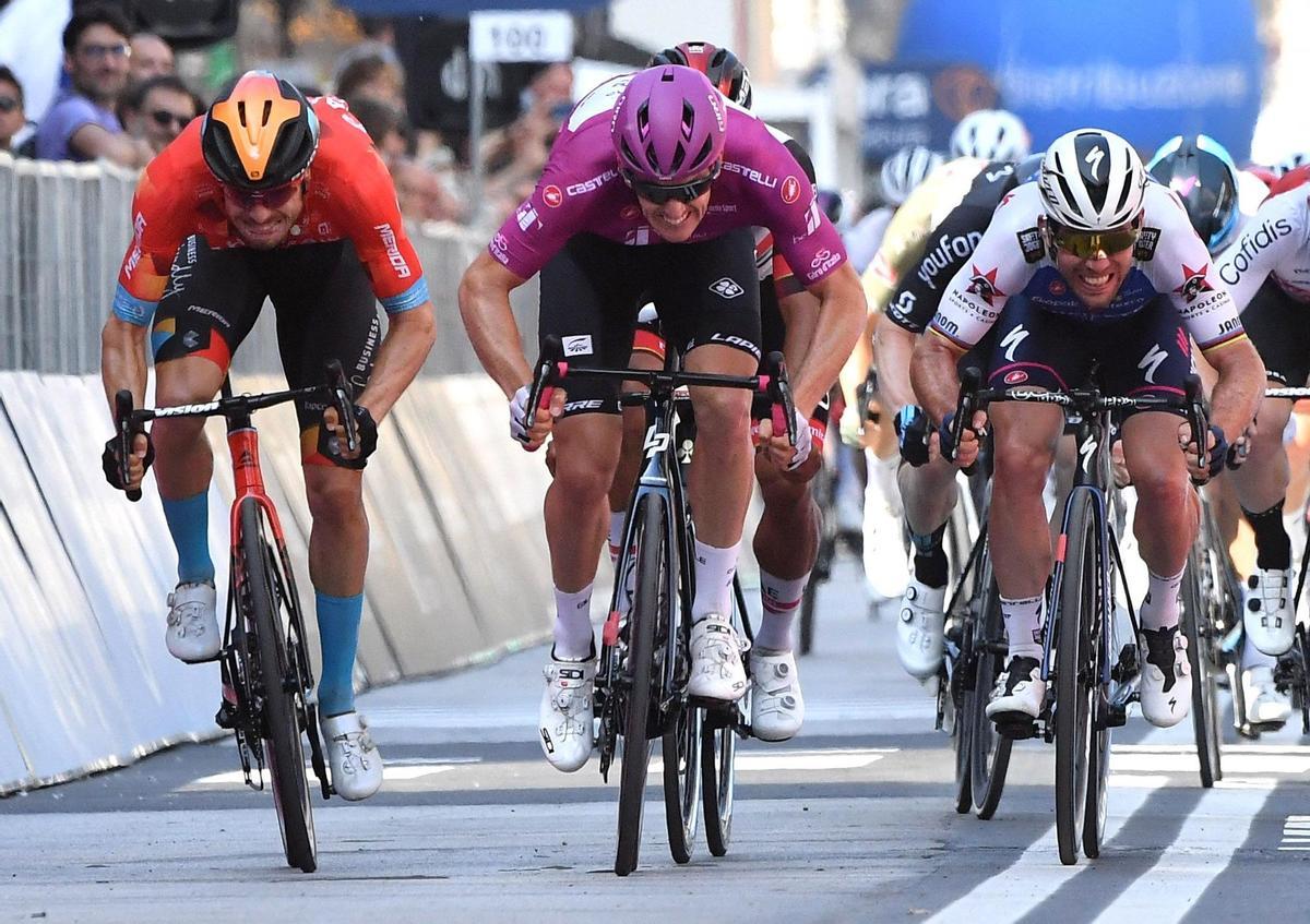 Dèmare vuelve a triunfar en el esprint y se anota un triplete en el Giro