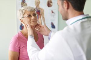 Cáncer de tiroides: primeros síntomas de un tumor frecuente en mujeres de mediana edad