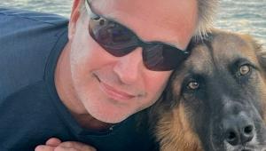Todd Moore, creador de la app White Noise, junto a su perro en su barco.