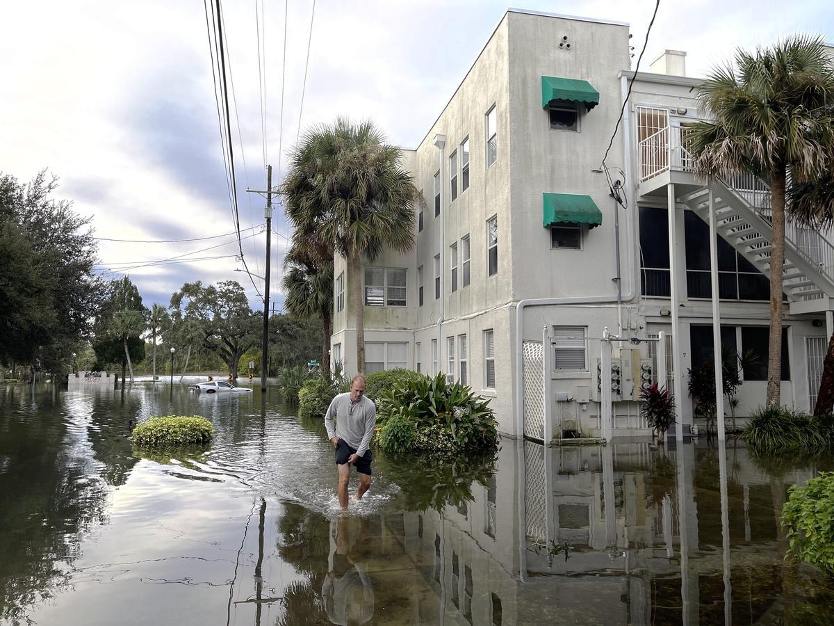 Un hombre camina entre la inundación tras el paso del huracán Ian por Florida (Estados Unidos).