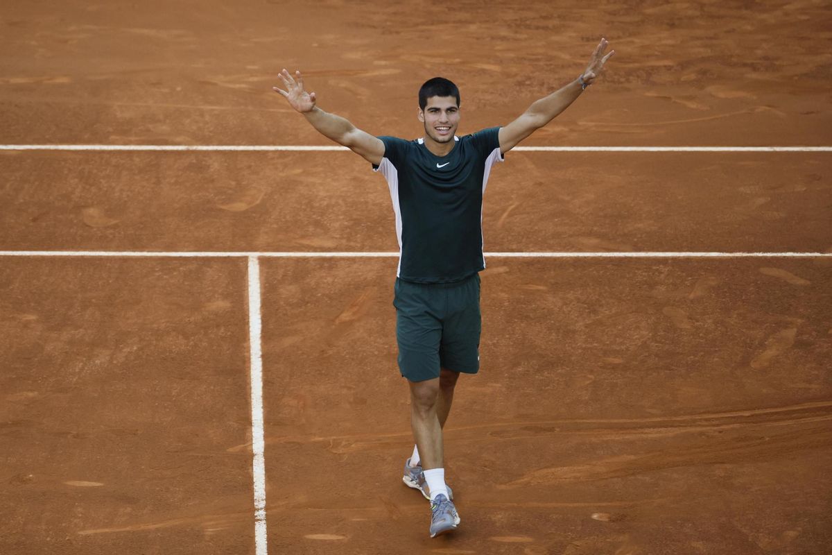 El tenista español Carlos Alcaraz celebra su victoria en la final del Mutua Madrid Open. El tenista español Carlos Alcaraz celebra su victoria en la final del Mutua Madrid Open.