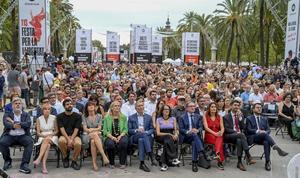 El ’president’ de la Generalitat, Pere Aragonès, y dirigentes de Junts, ERC y CUP, así como representantes de las entidades, en el acto de Òmnium Cultural con motivo de la Diada de 2022.