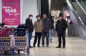 China considera "inaceptables" y "desproporcionadas" las restricciones a sus pasajeros