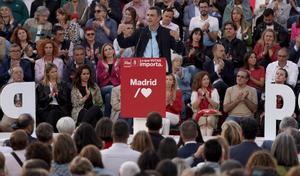 El presidente del Gobierno, Pedro Sánchez, este jueves en el único mitin que ha protagonizado en Madrid, con Reyes Maroto y Juan Lobato.