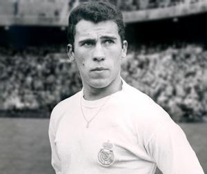 El exjugador del Real Madrid y presidente de honor del club, Amancio Amaro, ha fallecido esta madrugada a los 83 años de edad, según informó el club blanco en un comunicado. Nacido en A Coruña, este desequilibrante extremo se convirtió en un referente del madridismo, jugando en el Real Madrid desde 1962 a 1976. A lo largo de esas 14 temporadas disputó 471 partidos, marcó 155 goles y se convirtió en una de las grandes leyendas de nuestro equipo.