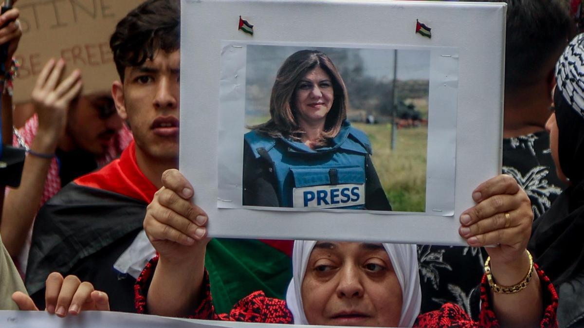 Una mujer con la fotografía de la periodista palestino-estadounidense Shireen Abu Akleh.