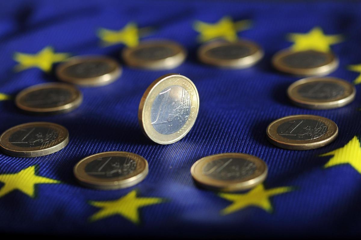 Archivo - FILED - 04 July 2011, Baden-Wuerttemberg, Karlsruhe: Euro coins lie on a Euro flag. Inflation in the euro area hit 10\% in September, the highest since the creation of the euro, according to the latest flash estimate from Eurostat, the EU statis Archivo - FILED - 04 July 2011, Baden-Wuerttemberg, Karlsruhe: Euro coins lie on a Euro flag. Inflation in the euro area hit 10\% in September, the highest since the creation of the euro, according to the latest flash estimate from Eurostat, the EU statis