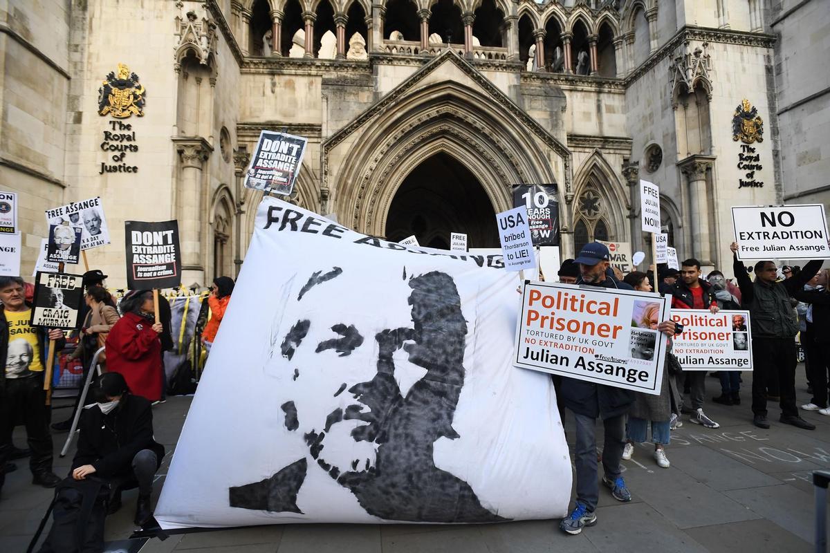 Imagen de archivo de una protesta de seguidores de Julian Assange ante la Corte de Justicia en Londres, contra extradición a EEUU. EFE/EPA/ANDY RAIN