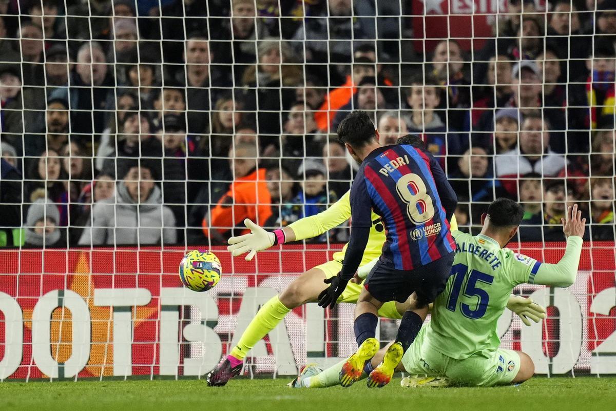 BARCELONA, 22/01/2023.- El centrocampista del Barcelona Pedri (8) marca ante el Getafe, durante el partido de Liga en Primera División que FC Barcelona y Getafe CF disputan este domingo en el Camp Nou. EFE/Siu Wu BARCELONA, 22/01/2023.- El centrocampista del Barcelona Pedri (8) marca ante el Getafe, durante el partido de Liga en Primera División que FC Barcelona y Getafe CF disputan este domingo en el Camp Nou. EFE/Siu Wu