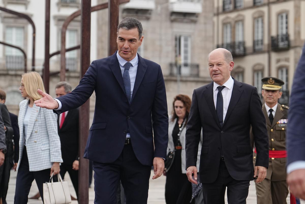 El presidente del Gobierno, Pedro Sánchez, y el canciller alemán, Olaf Scholz, en el paseo que han dado este miércoles por A Coruña, antes del inicio de la cumbre. 