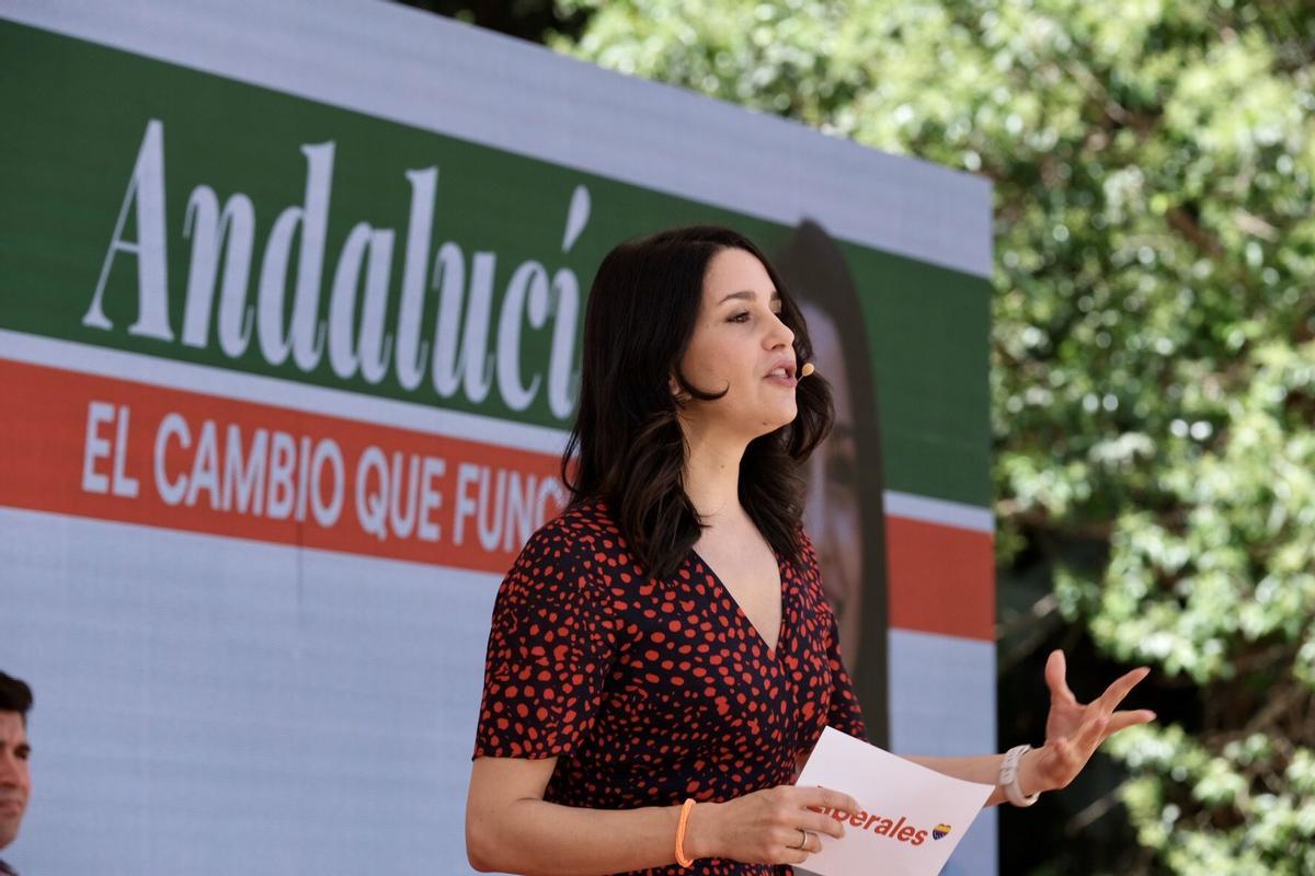 La líder de Ciudadanos, Inés Arrimadas, hace campaña en Málaga.