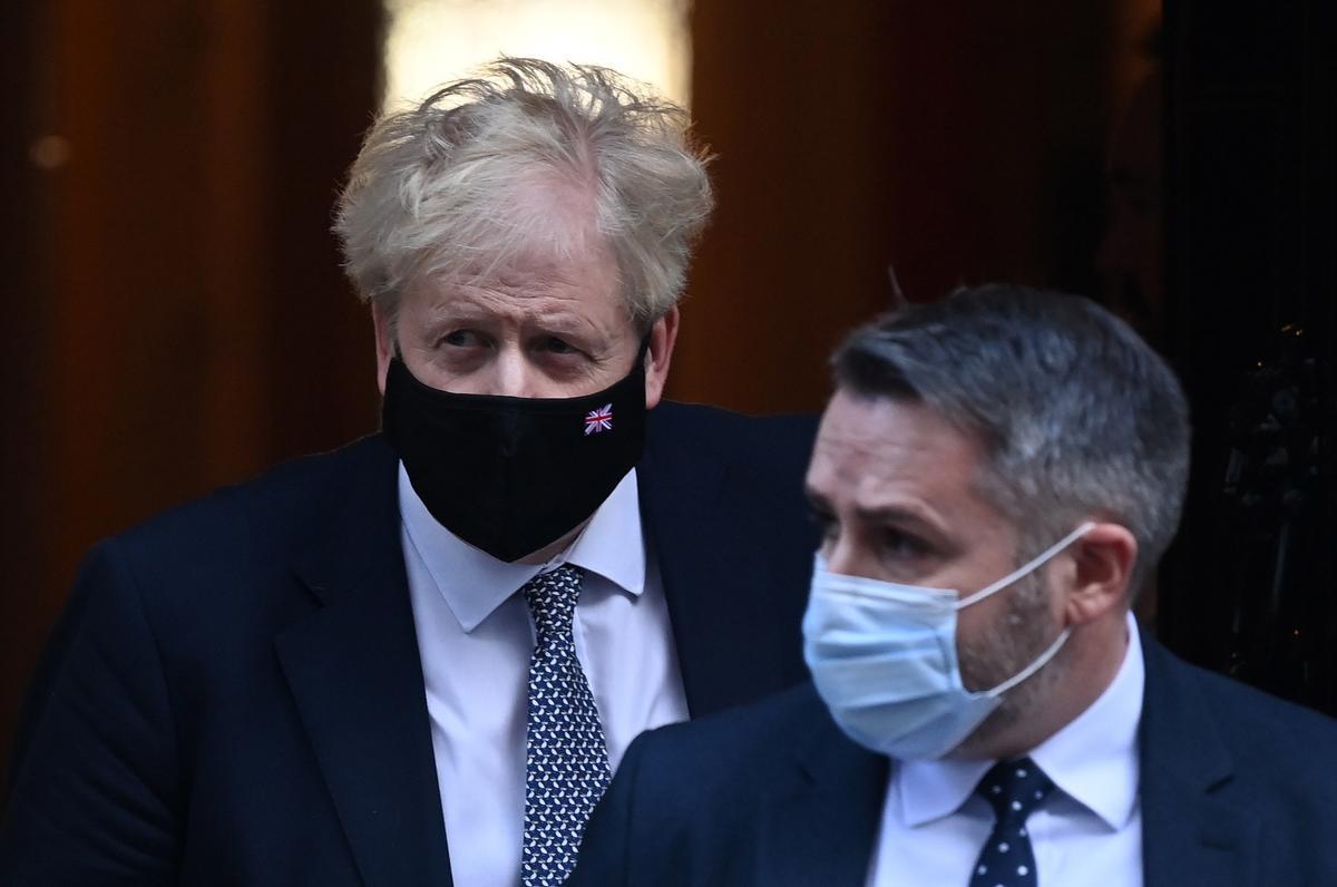 El primer ministro británico, Boris Johnson, sale del número 10 de Downing Street.
