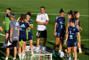 El seleccionador español de fútbol femenino, Jorge Vilda (c), junto a sus jugadoras, durante el entrenamiento que el combinado nacional realiza hoy jueves en la Ciudad del Fútbol de Las Rozas, Madrid