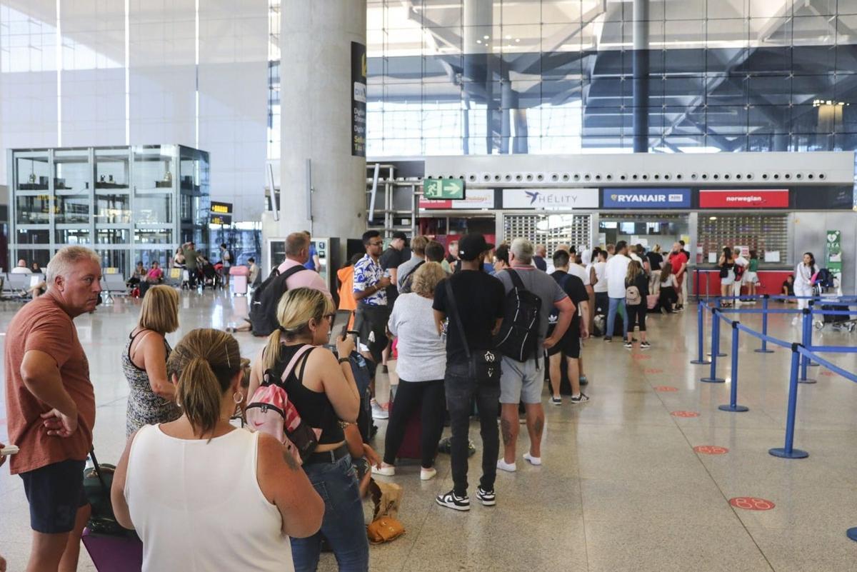 Cancelaciones y retrasos en los aeropuertos españoles por la huelga de Ryanair
