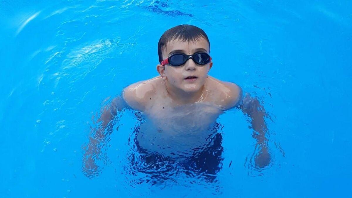 Jorge, durante el verano, en una piscina.