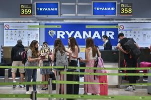 Pasajeros haciendo cola para facturar en los mostradores de Ryanair, en una imagen de archivo. EFE/ Fernando Villar