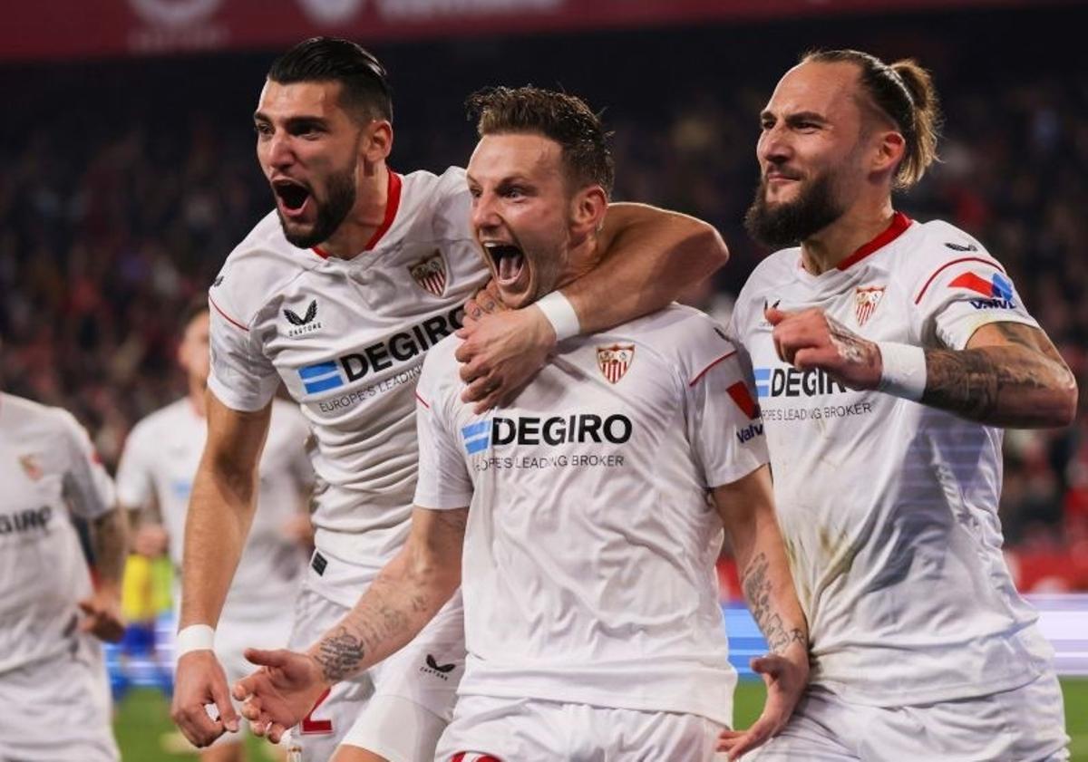 El Sevilla escapa del descenso gracias al gol de penalti de Rakitic