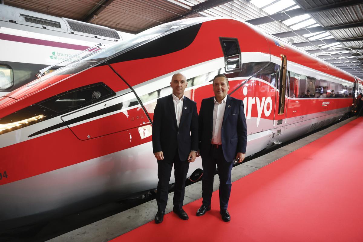 El consejero de iryo, el primer operador privado español de Alta Velocidad, Simone Gorini (i), y el director general, Victor Bañares, presentan este jueves en la estación de Atocha en Madrid la propuesta comercial del nuevo operador ferroviario. 