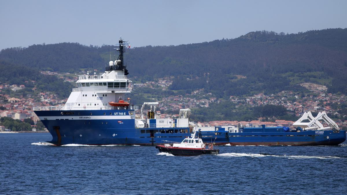 El buque ’Ártabro’ saliendo del puerto de Vigo esta semana rumbo a Terranova.