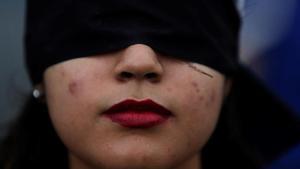 Una mujer participa en una concentración contra la violencia machista y los feminicidios. 