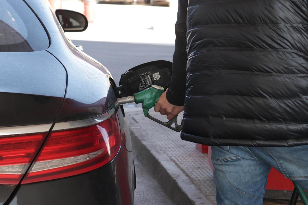 Gasolineros denuncian estar "al borde del cierre" por no haber cobrado los adelantos por los 20 céntimos